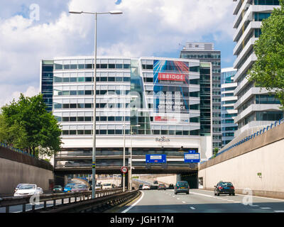 Il traffico su autostrada A12 anche chiamato Utrechtsebaan e moderno edificio a L'Aia, South-Holland, Paesi Bassi Foto Stock