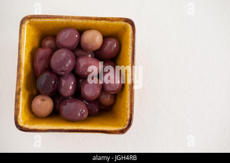 Vista aerea del brown olive in vaso sul tavolo Foto Stock