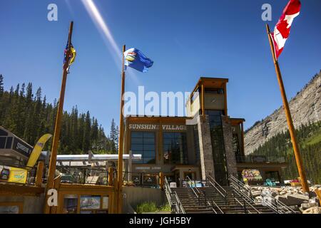 Stazione sciistica di Sunshine Village, stazione sciistica di Rocky Mountain e facciata del Visitor Center Lodge in estate. Banff National Park, Alberta, Canada Foto Stock