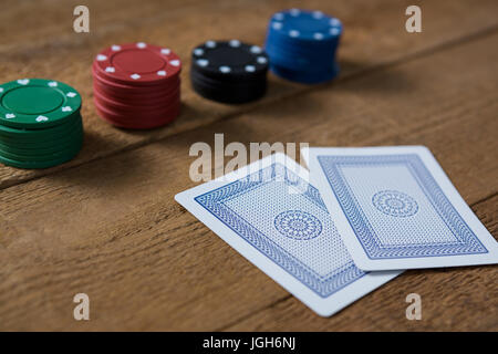 Close-up di carte e chips sul tavolo di legno al casino Foto Stock