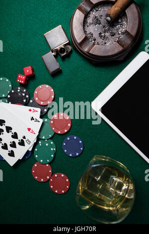 Posacenere e accendisigari, tavoletta digitale, die, in fiches del casinò e giocare a carte sul tavolo del poker nei casinò Foto Stock