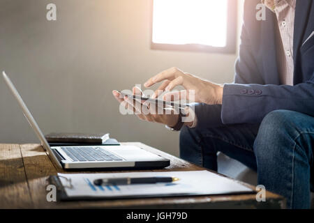 Imprenditore azienda digitale compressa o nuove tecnologie per il flusso di lavoro di successo presso la caffetteria o cafe scrivania Foto Stock