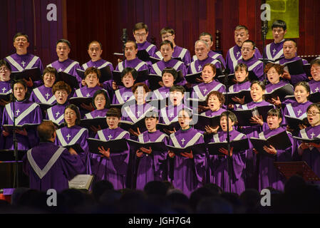 Coro di eseguire alla Messa di Natale nella Torre Campanaria Chiesa, Hangzhou, Cina Foto Stock