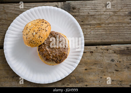 Vista aerea di hamburger nella piastra sulla tavola Foto Stock