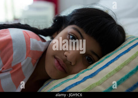 Close-up ritratto di ragazza distesa sul letto di casa Foto Stock