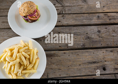 Vista aerea di patatine fritte da hamburger servita nella piastra sulla tabella Foto Stock