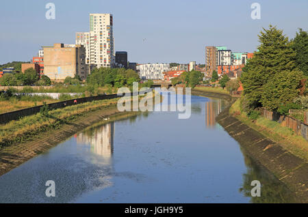 Fiume Orwell vista di riqualificazione urbana nella Darsena, Ipswich, Suffolk, Inghilterra, Regno Unito Foto Stock