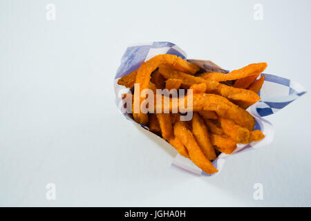 Veiw Overhead di piccante patatine fritte in una scatola di cartone sul tavolo Foto Stock