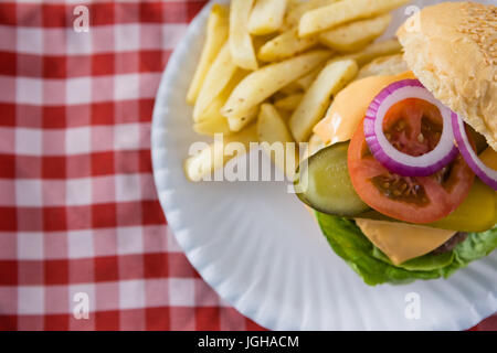 Vista aerea del cheeseburger nella piastra Foto Stock