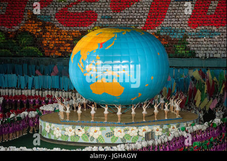 08.08.2012, Pyongyang, Corea del Nord, Asia - ballerini e acrobati eseguire durante l'arirang giochi di massa al giorno di maggio stadium di Pyongyang. Foto Stock