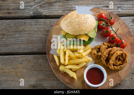 Vista aerea di hamburger e patatine con anelli di cipolla da sugo sulla tabella Foto Stock