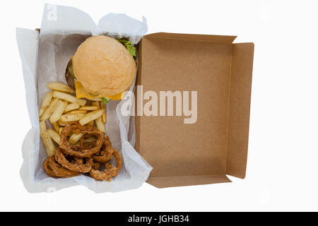 Scatola di cartone con anelli di cipolla fritta croccante su tavola di  legno, primo piano Foto stock - Alamy