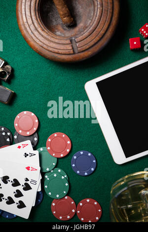 Posacenere, tavoletta digitale, die, in fiches del casinò e giocare a carte sul tavolo del poker nei casinò Foto Stock