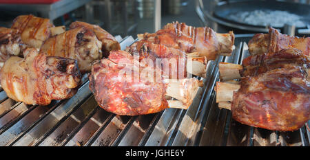 Carne di maiale alla griglia il fuso a snodo. Cucina tedesca. Cucina di strada. Foto Stock