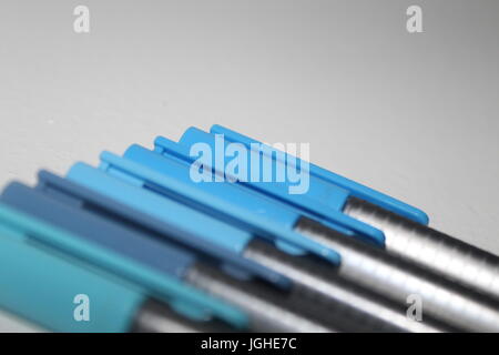 Una fila di penne in diverse sfumature di blu Foto Stock