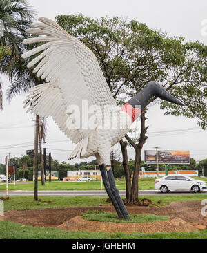 CAMPO GRANDE, Brasile - 31 Maggio 2017: la scultura di un uccello Tuiuiu realizzato dall'artista Cleir Avila di fronte all'Aeroporto Internacional de Campo Grande aria Foto Stock