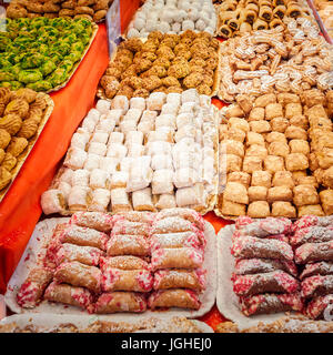 Sullo sfondo di un tipico siciliano di cookie,dolci, fatti con pasta di mandorle per la vendita nel mercato italiano. Foto Stock