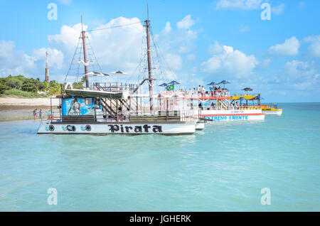 Joao Pessoa, PB, Brasile - 12 dicembre 2016: Pirati-themed la nave che trasporta i turisti sulla bella spiaggia con acqua blu in una giornata di sole. Spiaggia di t Foto Stock