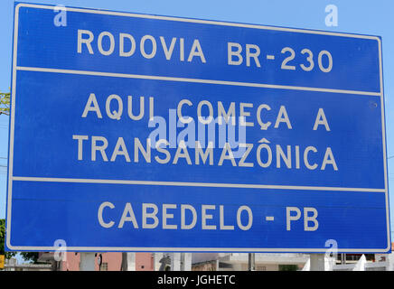 Joao Pessoa, PB, Brasile - 8 Dicembre 2016: piastra segnalazione di inizio della Transamazonica, uno dei più grandi autostrade in Brasile. BR-230 in autostrada Foto Stock