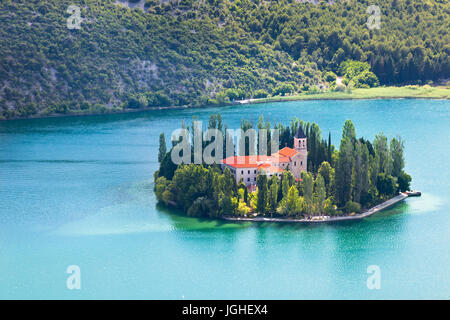 Visovac monastero cristiano sull isola nel Parco Nazionale di Krka, Croazia. Vista aerea Foto Stock