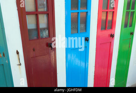 Porte colorate per ex piscina esterna spogliatoi vicino al porto a North Berwick Foto Stock