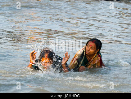 Le donne dalla comunità indù bagnarsi al golfo del Bengala durante il rash Mela a Dublarchar in Eastern Division della Sundarbans forest. Migliaia o Foto Stock