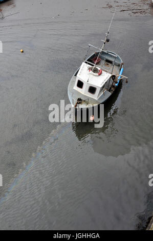 Per la pesca costiera in barca trefor Harbour, gwynedd in Galles, lo scarico di acque di sentina e di olio dalla pompa di sentina automatica Foto Stock