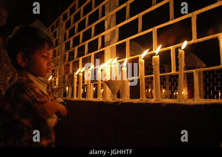 Persone candela di luce in corrispondenza di Jagannath Hall di uccisione di massa università di Dhaka alla vigilia del Giorno di Indipendenza. Dacca in Bangladesh Foto Stock