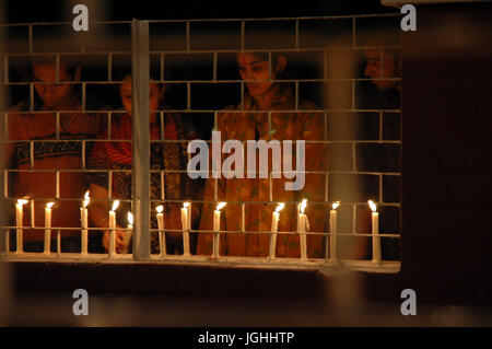 Persone candela di luce in corrispondenza di Jagannath Hall di uccisione di massa università di Dhaka alla vigilia del Giorno di Indipendenza. Dacca in Bangladesh Foto Stock