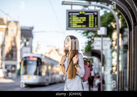 Donna sulla stazione del tram Foto Stock