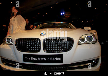 Nuovi modelli di BMW hanno messo in mostra al Radisson Hotel a Dacca in Bangladesh. Foto Stock