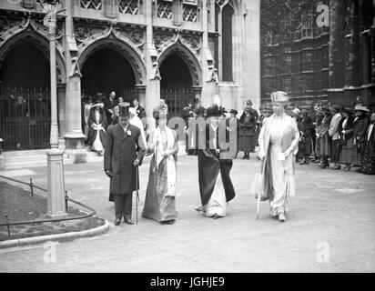 Il King George V, regina Maria Regina Alexandra e Dowager Empress Marie della Russia sono visto lasciare St Margaret, Westminster, dopo le nozze del marchese di Worcester e la signora Maria Cambridge Foto Stock