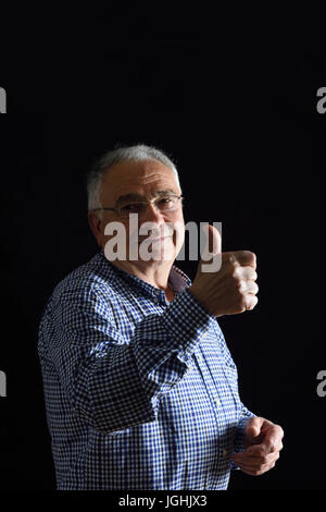 L'uomo anziano con ok di cantare su nero Foto Stock