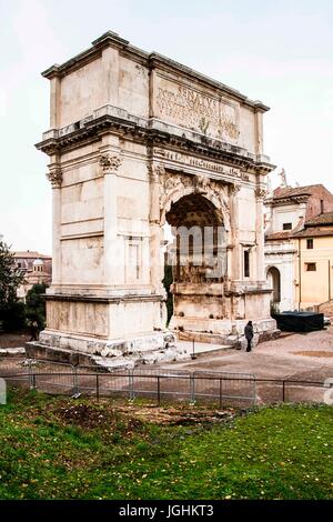 Arco di Tito, costruito nel 82 D.C. dall'Imperatore romano Tito Flavio per commemorare l'assedio di Gerusalemme. Roma, Provincia di Roma, Italia. Foto Stock