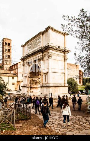 Arco di Tito, dell'imperatore romano Tito Flavio per commemorare l'assedio di Gerusalemme. Roma, Provincia di Roma, Italia. 26.12.2012 Foto Stock