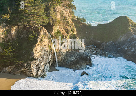 McWay scende lungo la costa del Big Sur, California Foto Stock