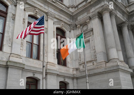 Irlandese e American bandiere affiancate sul il giorno di San Patrizio Foto Stock