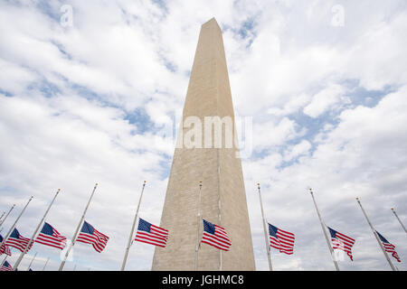 Il Monumento di Washington circondato da bandiere in Washington, DC Foto Stock
