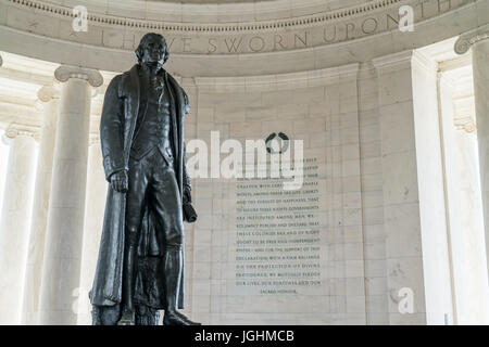 Statua di Thomas Jefferson con iscrizione dalla dichiarazione di indipendenza all'interno del Jefferson Memorial a Washington DC Foto Stock