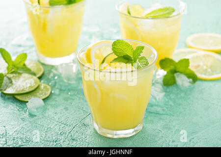 Rinfrescanti cocktail di agrumi con il limone Foto Stock