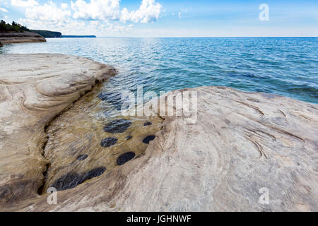 "Le Calette' sul lago Superiore al Pictured Rocks National Lakeshore, situato in Munising Michigan. Le grotte sono parte del bacino di castoro area lacustre. Foto Stock