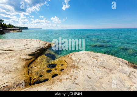 "Le Calette' sul lago Superiore al Pictured Rocks National Lakeshore, situato in Munising Michigan. Le grotte sono parte del bacino di castoro area lacustre. Foto Stock