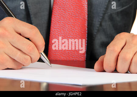 Imprenditore firmare i documenti di close-up. Close-up di penna brillante Imprenditore in mano. Il concetto di business. Foto Stock