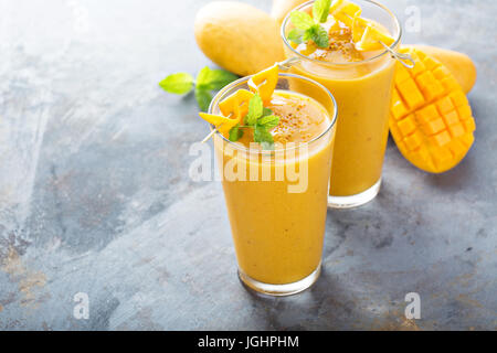 Frullato di mango in bicchieri alti Foto Stock