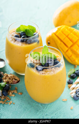 Frullato di mango in bicchieri Foto Stock