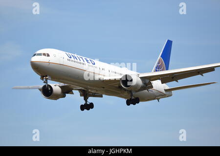 United Airlines Boeing 767-300ER n642ua avvicinando l'aeroporto Heathrow di Londra, Regno Unito Foto Stock