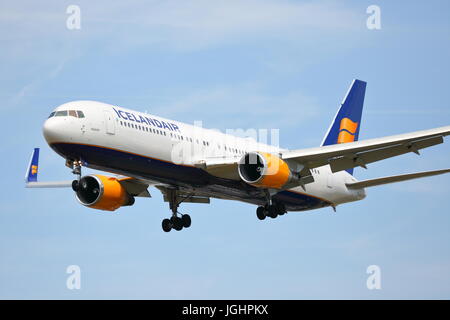 Icelandair Boeing 767-300ER tf-iso avvicinando l'aeroporto Heathrow di Londra, Regno Unito Foto Stock