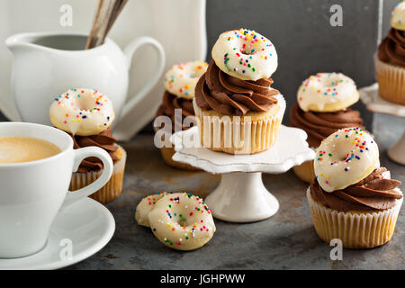 Il caffè e la crema tortine decorate con ciambelle Foto Stock