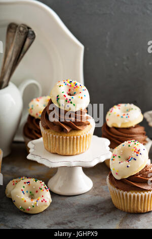 Il caffè e la crema tortine decorate con ciambelle Foto Stock