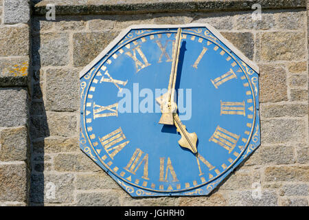 Chiesa di Santa Maria di pianta ottagonale grande orologio. Tempo in un minuto passato cinque, isole Scilly, Cornwall Inghilterra REGNO UNITO Foto Stock